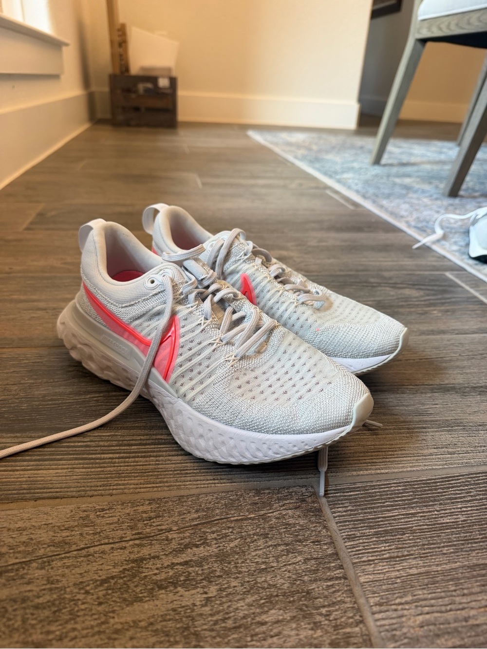 Nike Light Gray Knit Running Sneakers with Neon Pink Swoosh